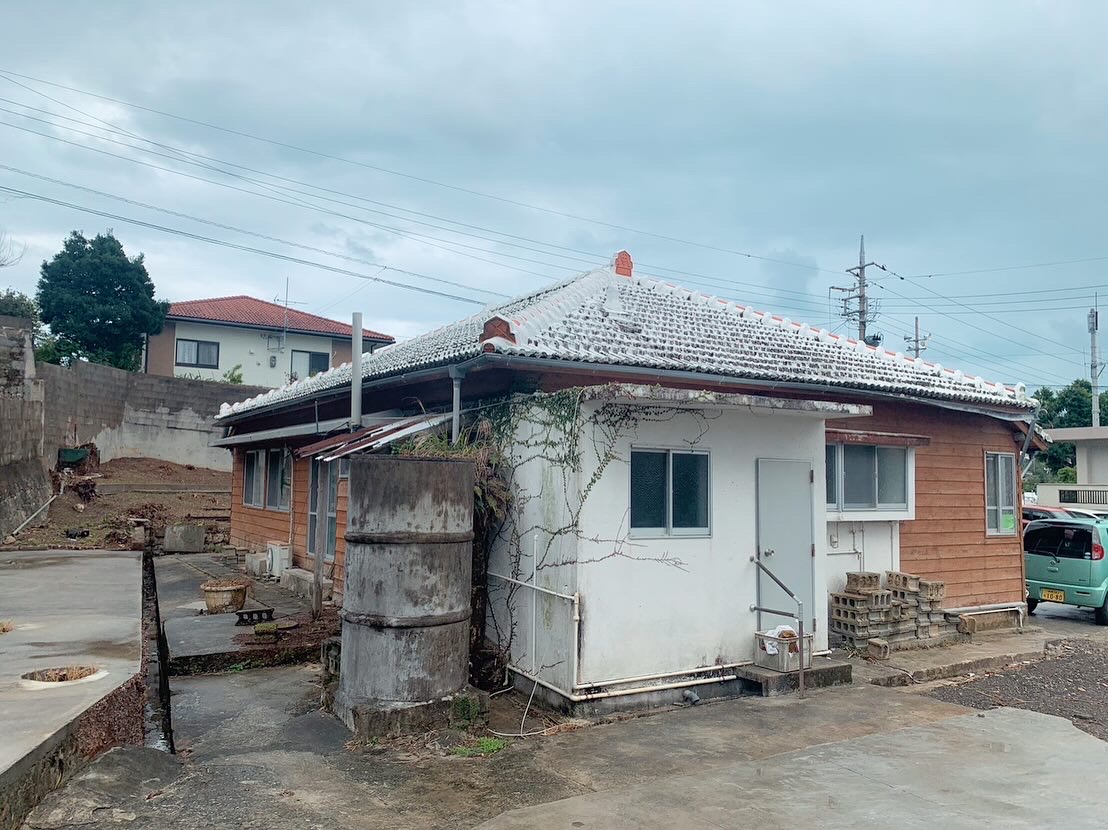 『北中城村』瓦葺木造住宅解体工事、CB壁撤去工事