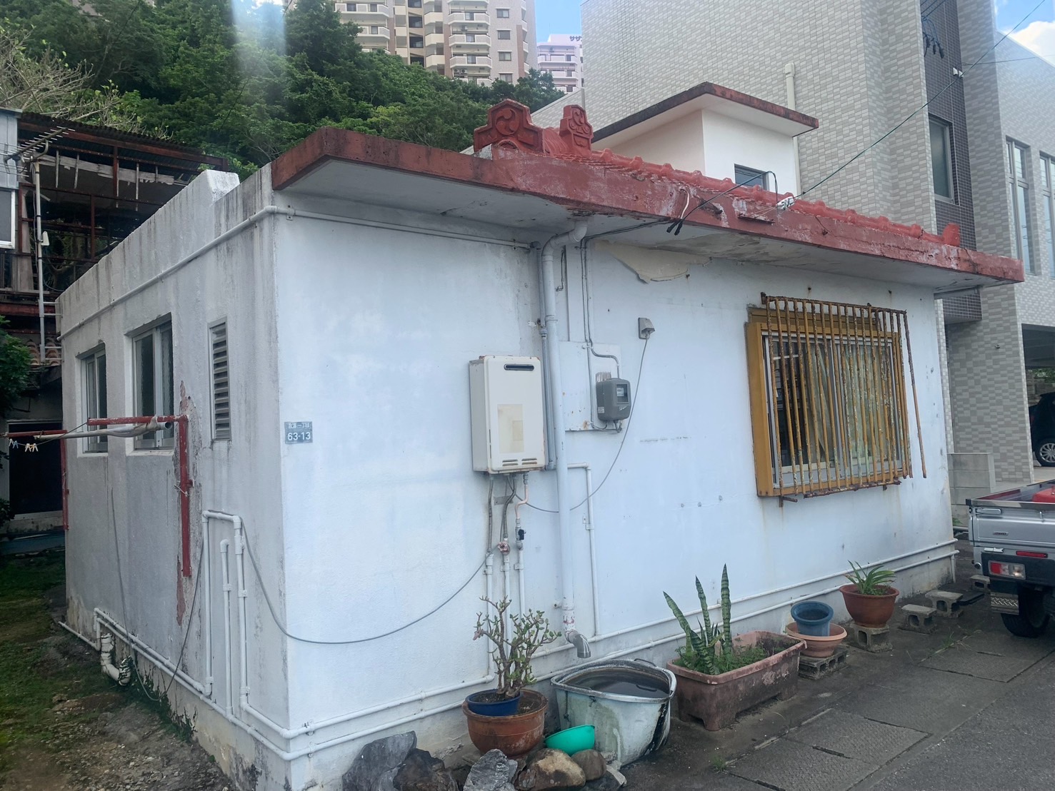 浦添市空家の解体工事　瓦葺RC造平屋建て