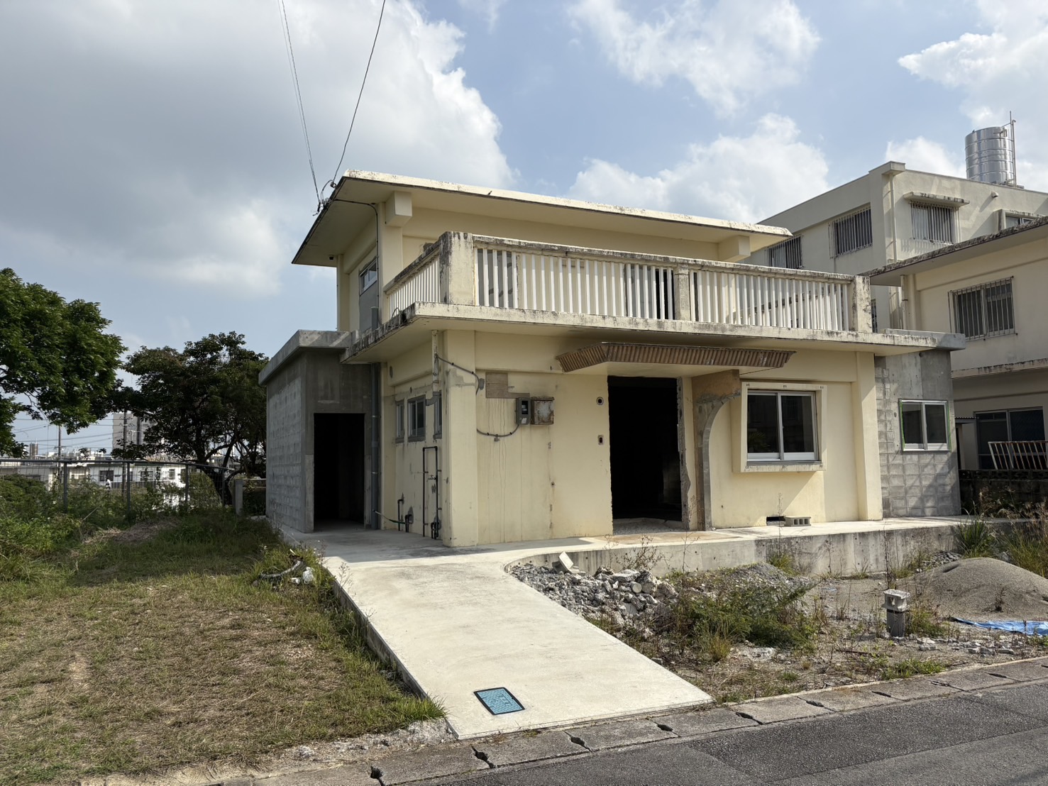 沖縄市RC造二階建て解体工事『解体工事のことならお任せください』